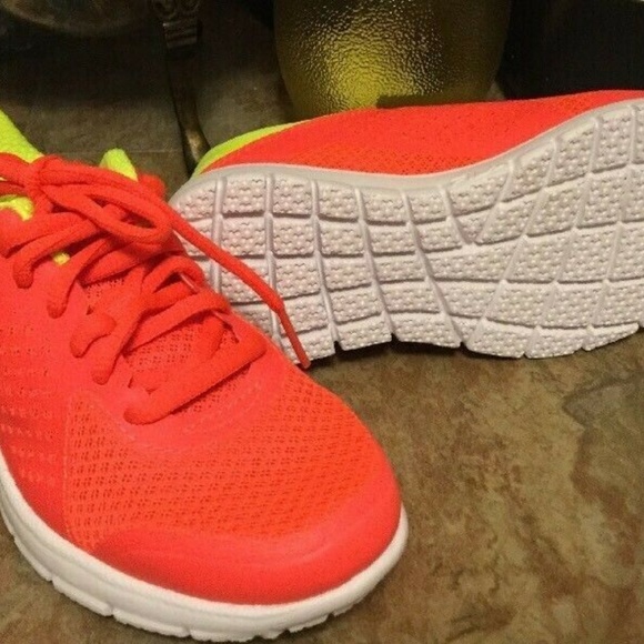 FILA GIRLS SHOES Youth Size 13Y *NEW* 13C - Picture 2 of 4